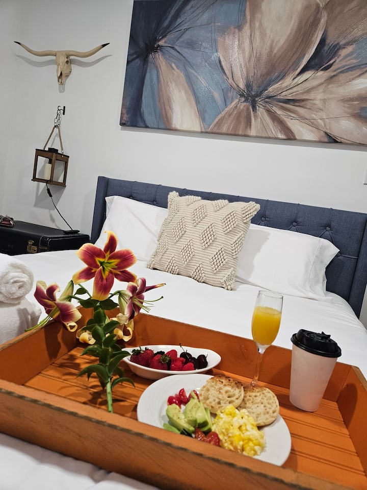 La más pequeña de nuestras habitaciones, justo al lado de la sala de estar, pero con entrada independiente.  Cama tamaño queen con espuma viscoelástica y su propio baño completo privado de hormigón micro con estilo de planta abierta con ducha de efecto lluvia.
La puerta a la izquierda colinda con la habitación Kali.