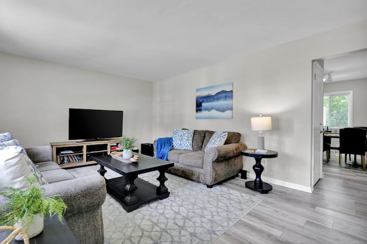 Hot Tub + Fireplace + Game Room | Lansing Retreat - 랜싱