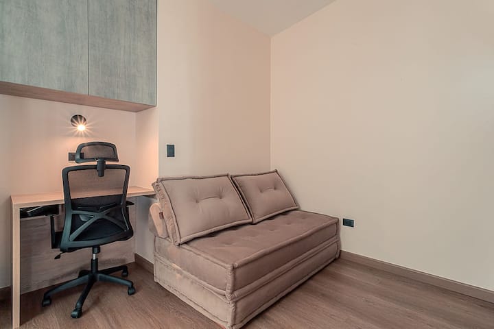 Habitación secundaria #3 donde encontrarás un sofá cama tamaño queen para descansar y dormir. Cuenta con escritorio y espacio para guardar tu ropa