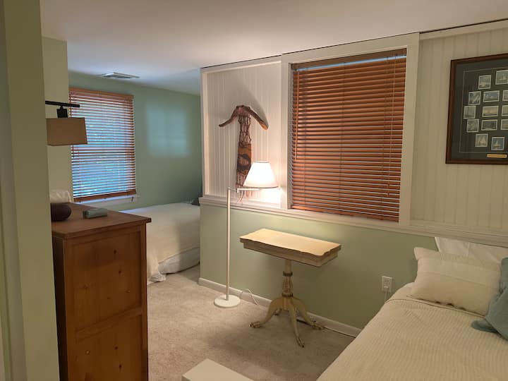 ห้องนอนที่ 3 ไม่มีวิวและนอนได้สองคนในเตียงเดี่ยว  และยังมีห้องน้ำเต็มรูปแบบให้ใช้ด้วย