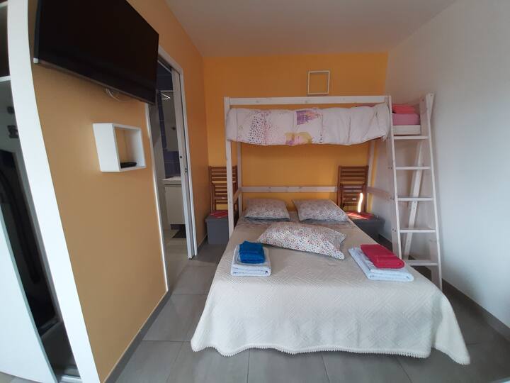 É uma cama BZ nova e confortável para 2 pessoas 140x190. Acima de uma nova e confortável cama mezanino de 1 lugar 90x190 para 1 adulto ou 1 criança a partir de 6 anos