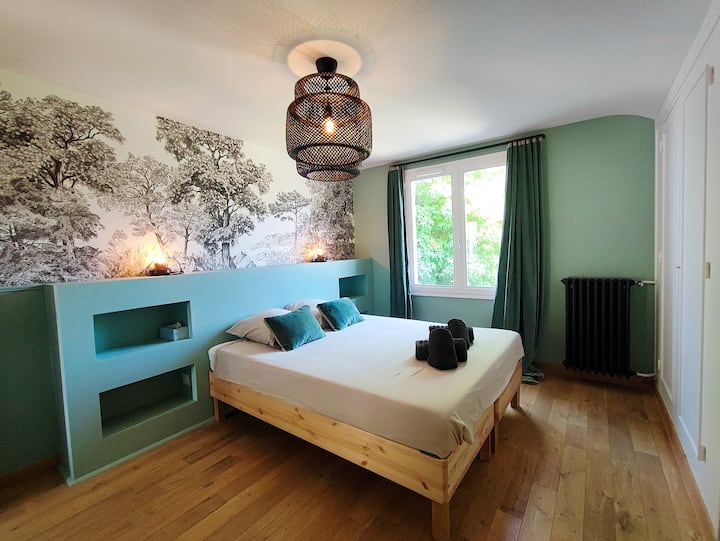 Първа красива и голяма спалня с съблекалня, ориентирана на запад 