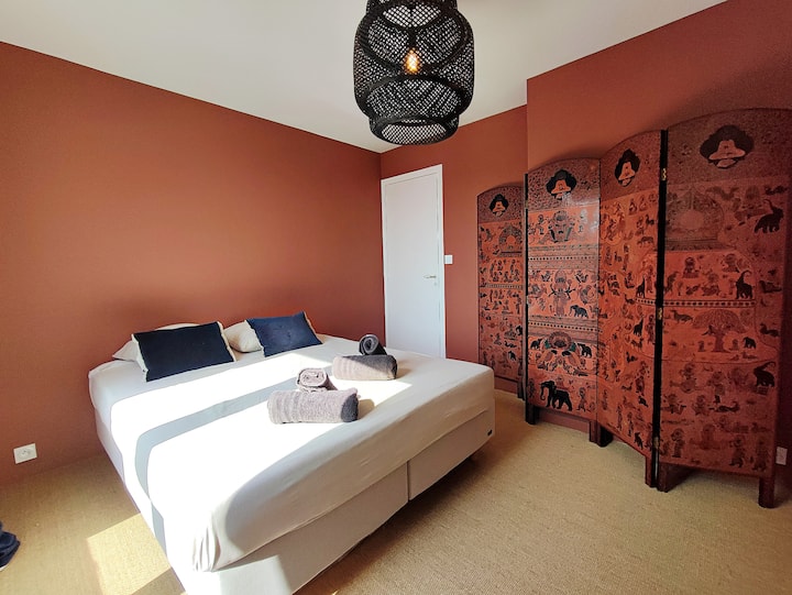 Втора спалня с двойно легло и голямо съблекалня, напълно ориентирана на изток