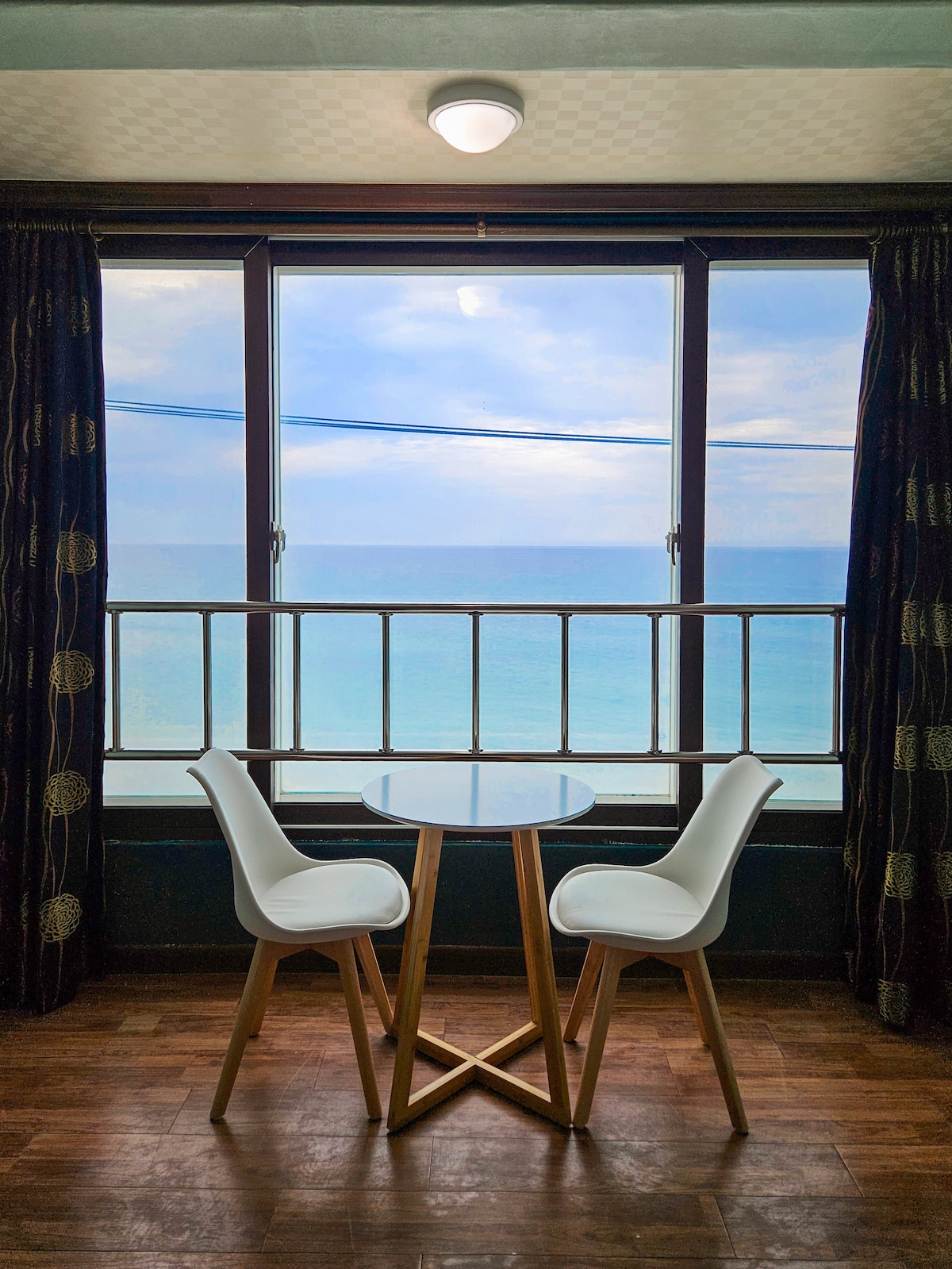 Отпуснете се, докато гледате морето през прозореца на масата :)