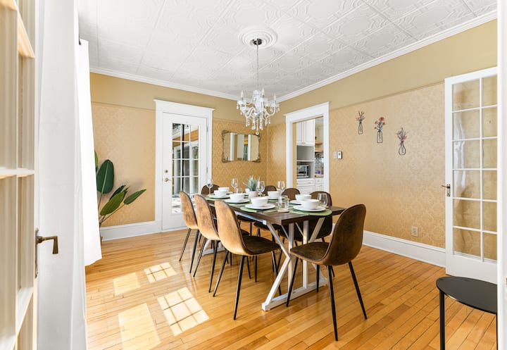 Charming 8-Bed | Hot Tub | BBQ | Groups | Downtown