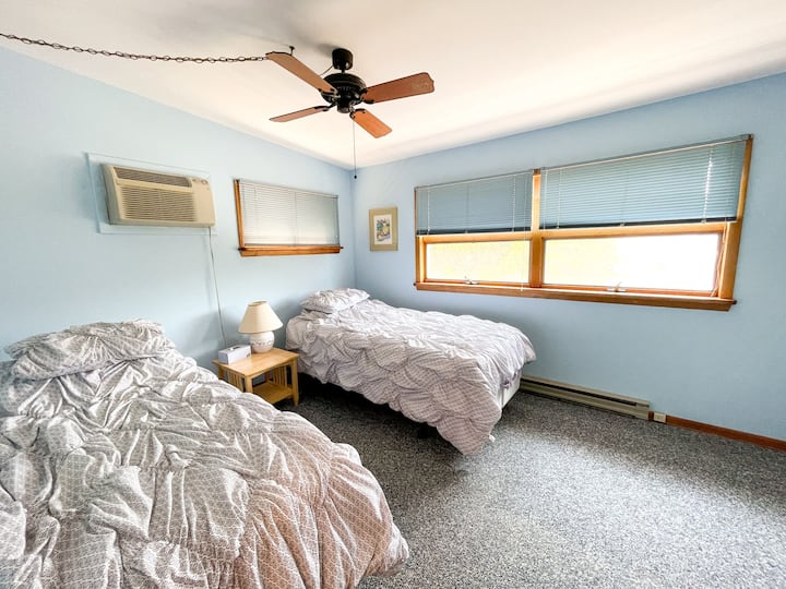 Camera da letto al piano superiore con due letti singoli, molto spazio nell'armadio e bagno completo in comune. 