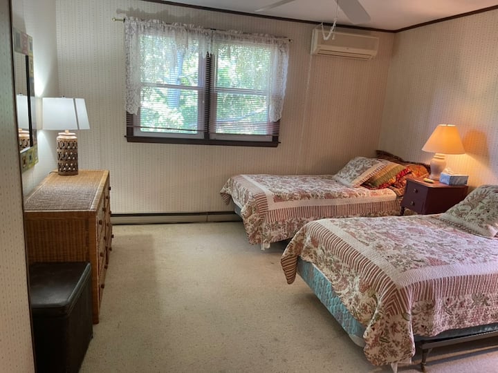 Grande camera da letto al piano superiore con due letti singoli e bagno completo in comune. Un sacco di spazio nell'armadio. 