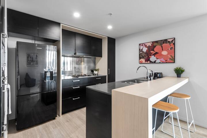 South Bank Sleek! ~ 2Bed/2Bath/1Car/Pool! gallery image 4