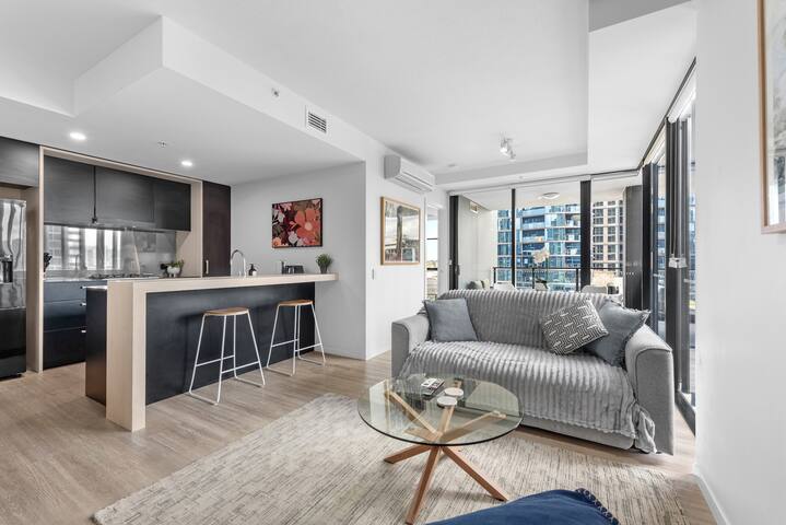 South Bank Sleek! ~ 2Bed/2Bath/1Car/Pool! gallery image 3