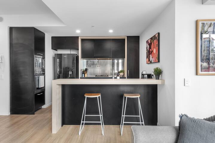 South Bank Sleek! ~ 2Bed/2Bath/1Car/Pool! gallery image 5