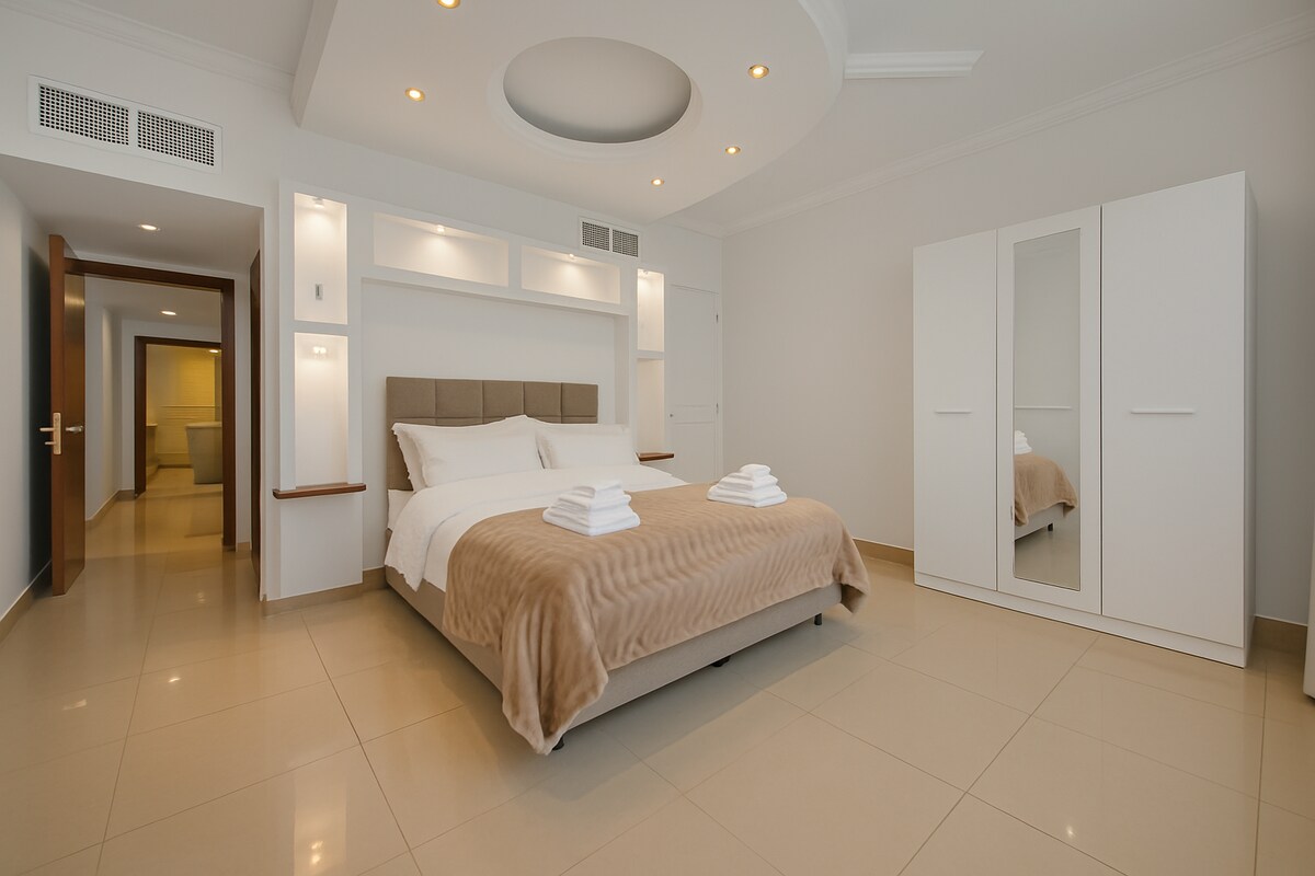 Oaza u spavaćoj sobi: opustite se u elegantnom utočištu s modernim uređenjem i prirodnim svjetlom!