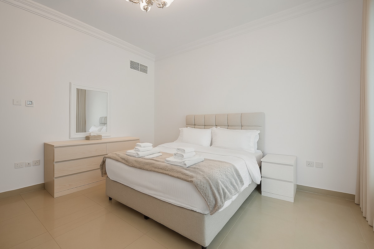 Utočište u spavaćoj sobi: svijetla i prozračna soba s mekanom posteljinom, savršena za mirne noći u Sharji!