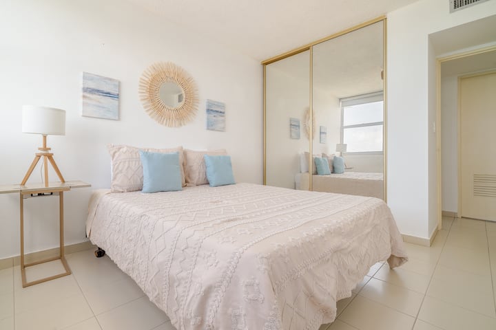 Pametni televizori u dnevnom boravku (50”) i glavnoj spavaćoj sobi (32”). Savršeno za opuštanje nakon cjelodnevnog boravka na plaži. U drugoj spavaćoj sobi nema ekrana kako bi se gosti mogli dobro naspavati.