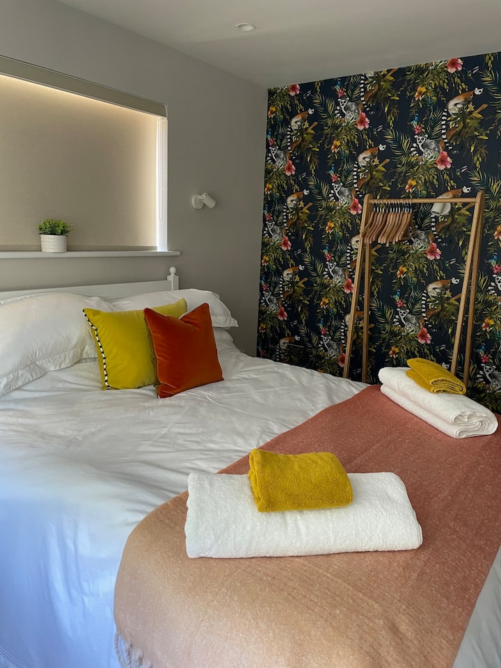 ห้องนอนมีหน้าต่างสองด้าน ทั้งคู่ติดตั้งม่าน 2 ชุด - กรองแสงกลางวันและม่านบังแสงสำหรับคืนที่สงบ

เครื่องนอนผ้าฝ้าย 700 สายและผ้าขนหนูนุ่มฟูช่วยเพิ่มประสบการณ์สุดหรู