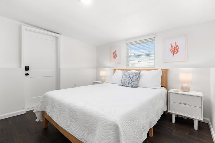 سرير بحجم كوين، طاولات جانبية، خزانة ملابس