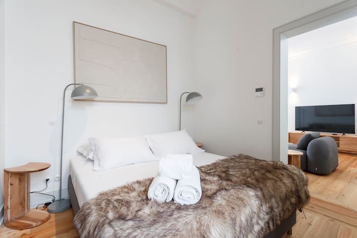 MY LX FLAT Bright Stylish 3BR Apartment inDowntown gallery image 3