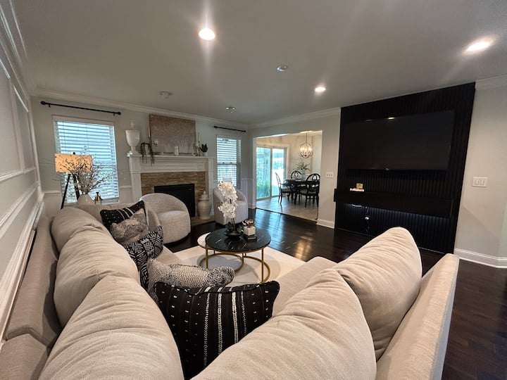 Luxury & Comfort In A Large Home - Bonus Township