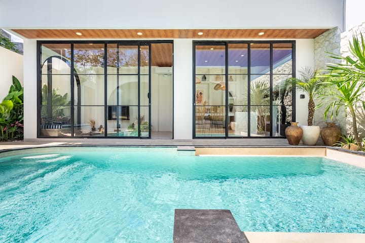 Oceana East poolside daybed