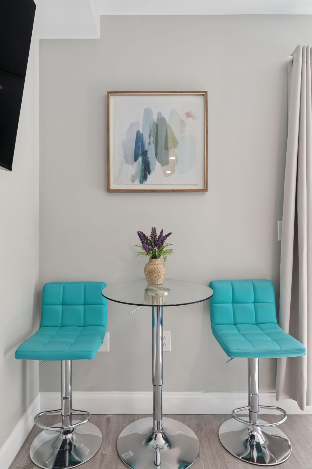 Modish Cozy Suite