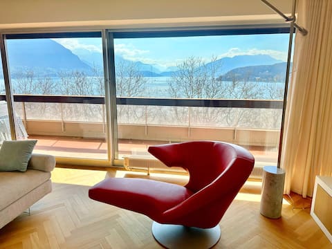 Popular Airbnb listing: Very nice apartment facing the lake with parking. in Annecy