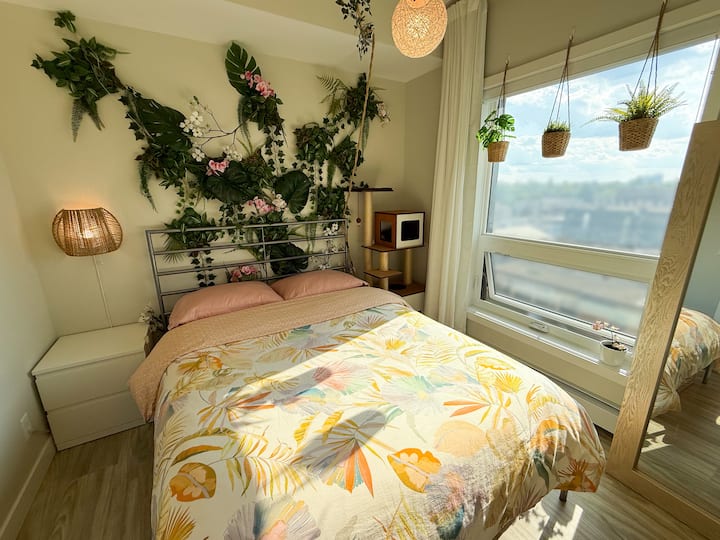 تتوفر ستائر تعتيم بالإضافة إلى ستائر للخصوصية في غرفة النوم.