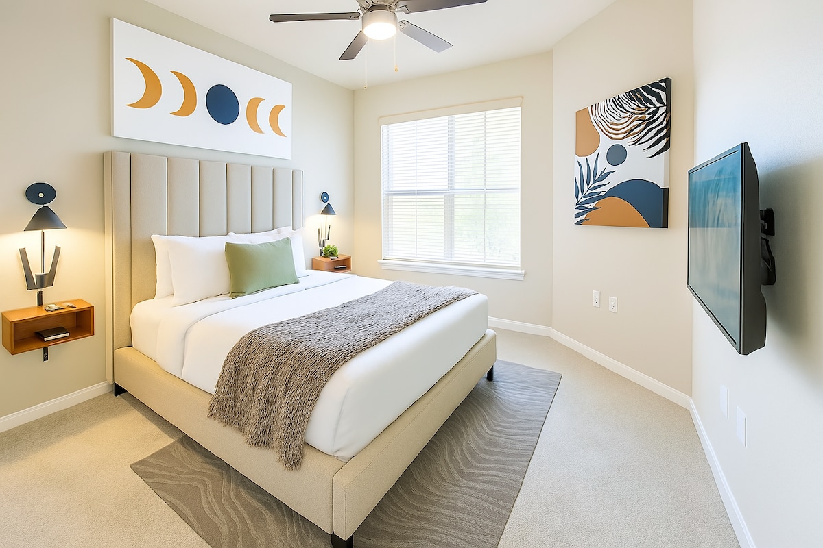 Ova umirujuća spavaća soba za goste spaja modernu udobnost i umjetnički šarm, a sadrži plišani tapecirani krevet, umjetničke radove na zidu s prikazom mjesečevih mijena i ugodan ambijent koji poziva na opuštanje. Elegantne zidne svjetiljke i televizor pričvršćen za zid pridonose stilu i funkcionalnosti.