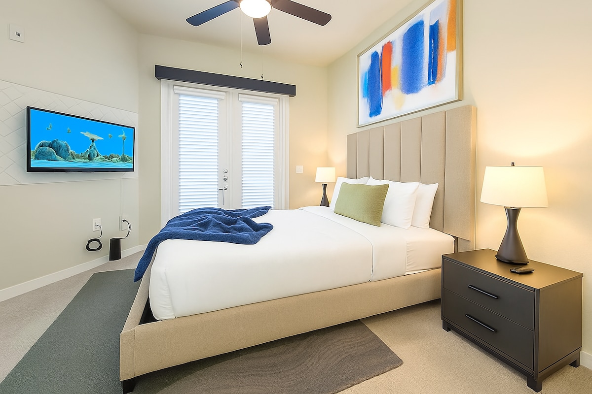 Ova mirna glavna spavaća soba okupana prirodnim svjetlom spaja modernu eleganciju s ugodnim šarmom. U njoj se nalazi mekani krevet, elegantni dekor i francuska vrata koja pozivaju na boravak u prirodi. To je savršen prostor za opuštanje, napajanje baterija i istinski osjećaj kao kod kuće.