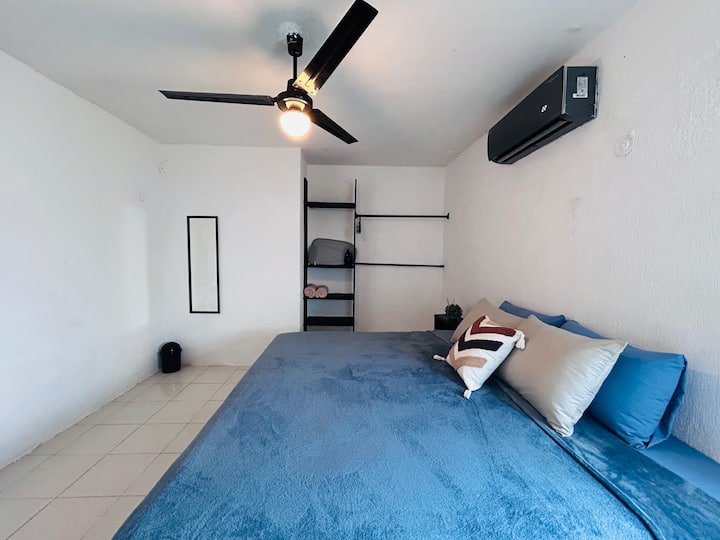 Glavna spavaća soba ima 1 bračni krevet, stropni ventilator sa svjetiljkom, klima uređaj, ogledalo u punoj visini, dasku za glačanje, glačalo i prostor za vješanje odjeće.