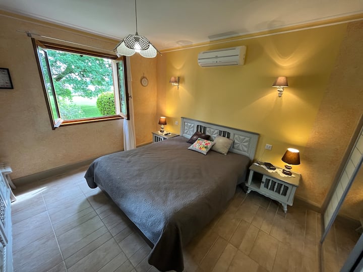 ground floor bedroom. Big bed of 160.