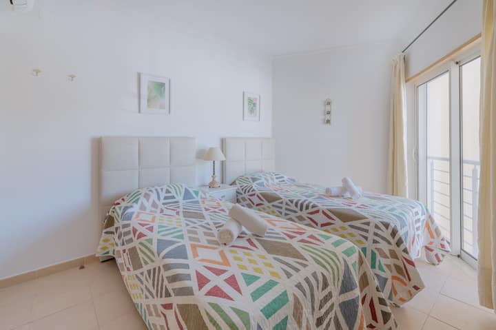 Chumba cha kulala chenye nafasi kubwa ya vitanda viwili vya mtu mmoja