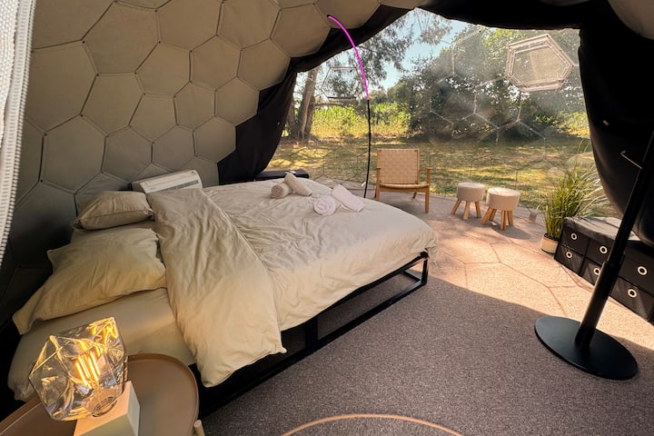 De kamer in de koepel is het hele jaar door beschikbaar. Het biedt een heerlijke ervaring en is altijd aangenaam dankzij het omkeerbare verwarmings-/airconditioningsysteem.