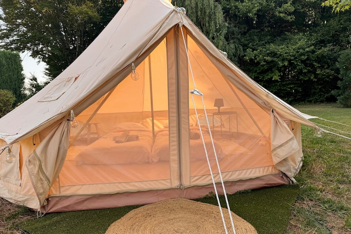 De glampingkamer (tent voor 2 personen) is alleen beschikbaar tijdens de zomerperiode van juni tot september.