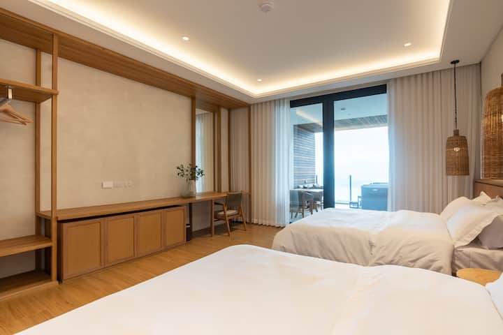 בחדר הזה יש ג'קוזי עם נוף מהמם.   השימוש בג'קוזי מחויב בנפרד. יש לפנות ישירות למארח לקבלת פרטים