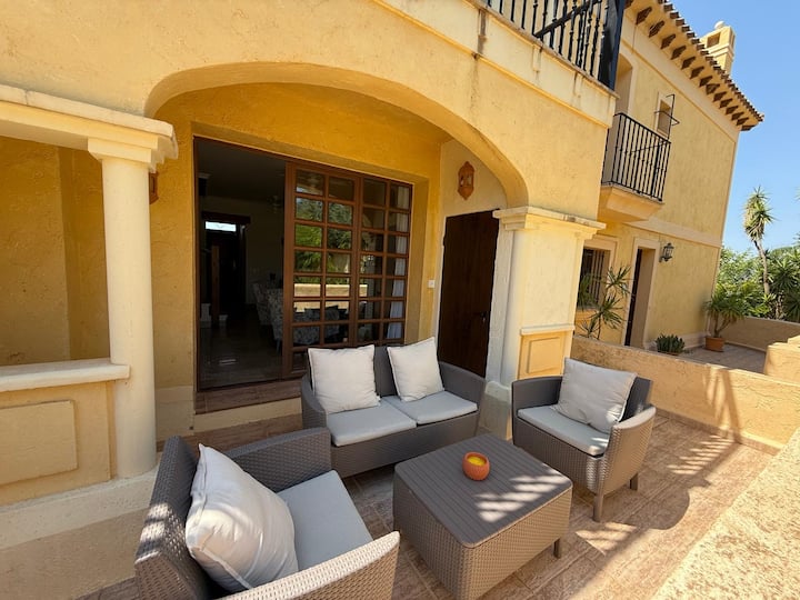 La terraza, perfecta para un desayuno o aperitivo relajado.