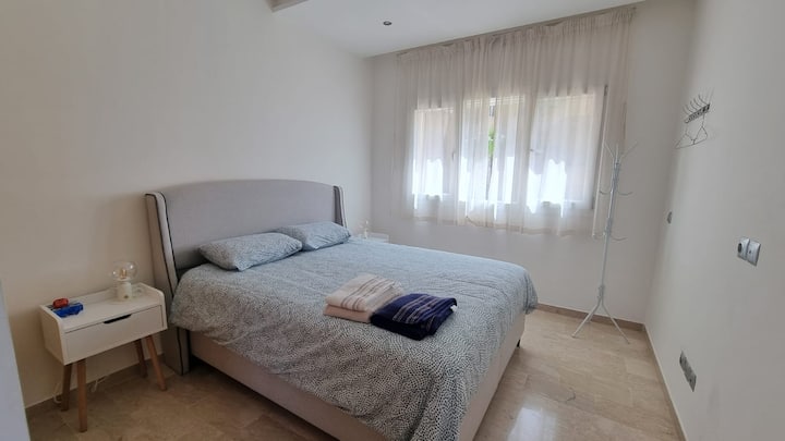 dhomë gjumi 1 krevat 1,60 m dyshek Cilësi shumë e rehatshme + dollapë