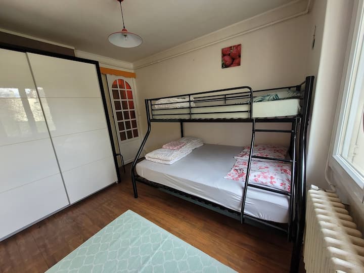 ห้องนอนที่สองพร้อมเตียงลอฟท์ขนาด 3 ที่นั่ง 