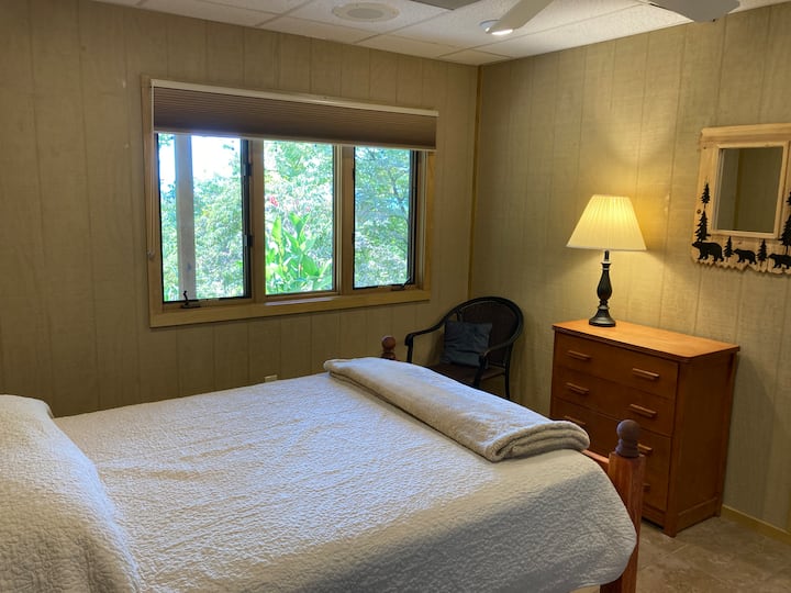 Спална соба 3 на пониско ниво со брачен кревет (широк 150 – 179 см). 