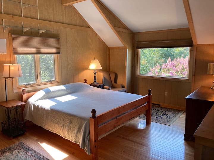 Главна спална соба (трето ниво) со брачен кревет (широк 180-220 см) и прекрасен поглед!