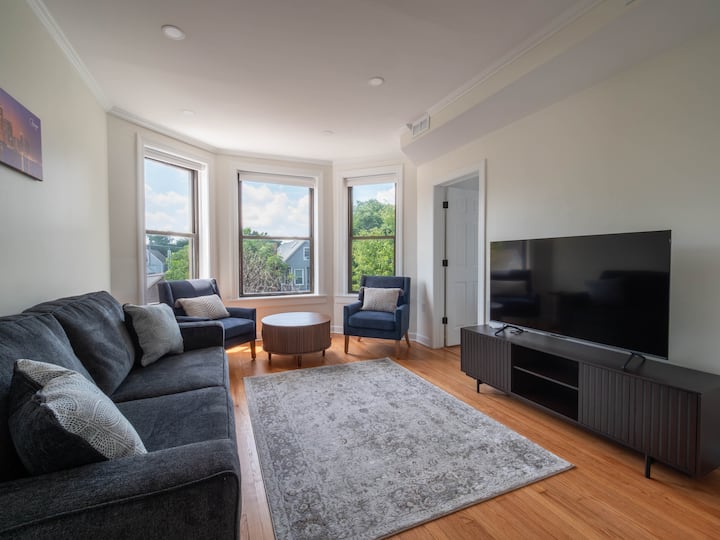 2 Bedroom In Wrigleyville With 2 Garage Spots - Chicago, IL