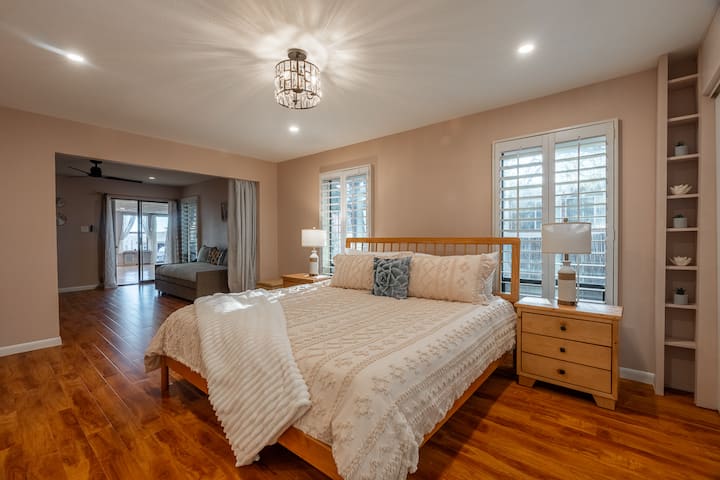 卧室宽敞，配有温暖的木地板和放松的起居区，非常适合阅读书籍、享用晨间咖啡或安静地睡一觉。