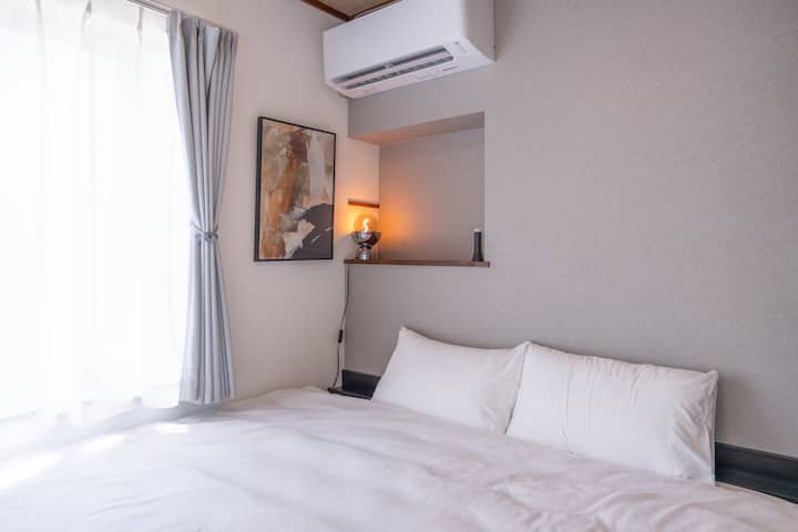 在180厘米宽的加大双人床上放松身心。
高阻力垫牢固地支撑您的身体。