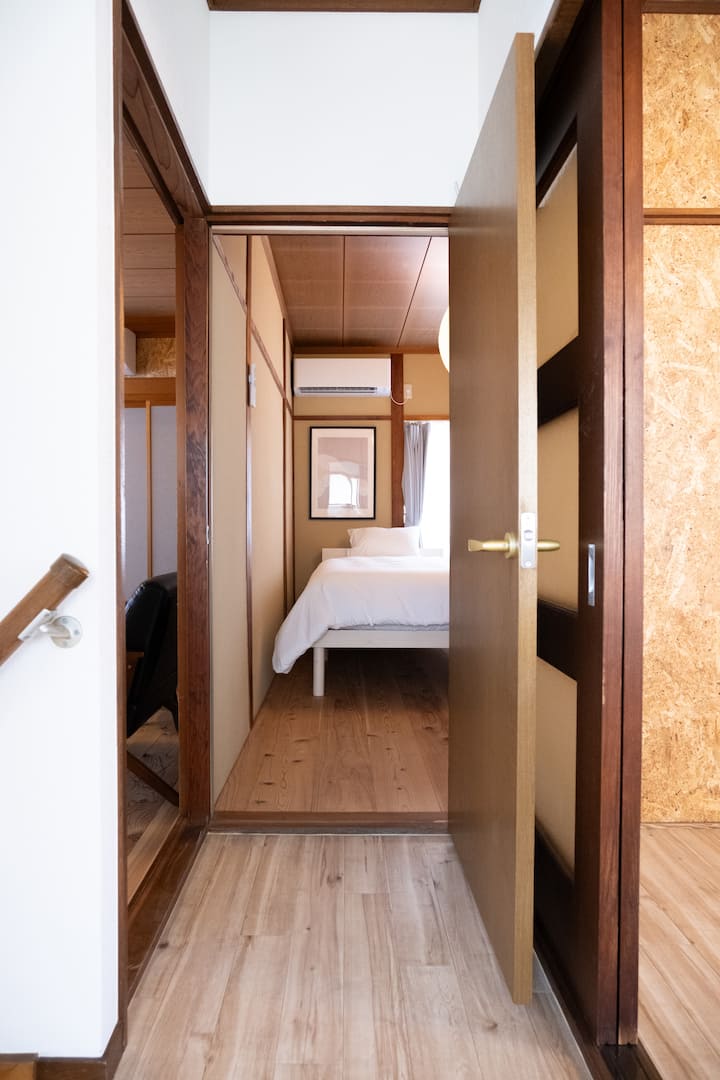 使用2厘米厚的低弹性床垫套。您可以体验舒适的睡眠，感觉就像被包裹起来一样。
枕头的高度可以通过移除内部的核心材料来调整。
我们帮助您舒适入睡。