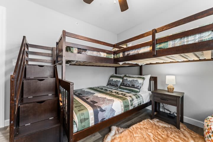 Два кревета, два кревета над кревет на спрат го прават совршеното место за деца