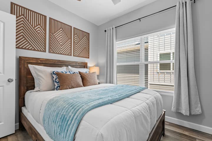 Спална соба за гости со брачен кревет (широк 150 - 179 см)