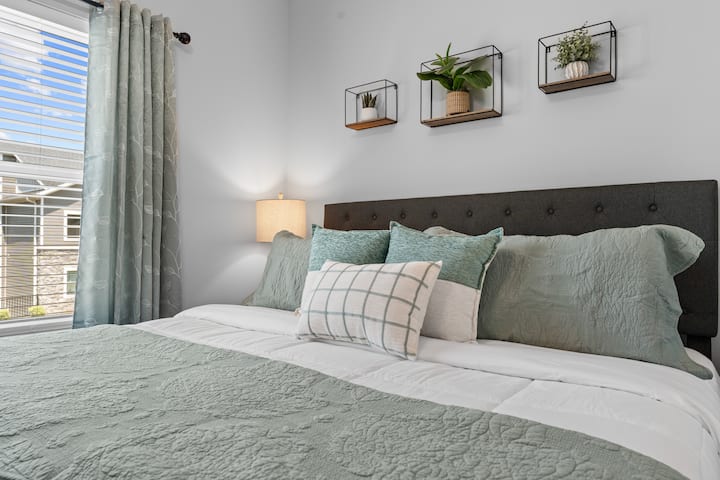 Гостинска спална соба со брачен кревет (широк 150-179 см), електричен камин со греалка и простор наменет за работа