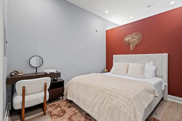 Una suite principal serena con paredes decorativas, textiles en capas y arte mural escultórico. Diseñado para sentirse íntimo pero elevado, este espacio ofrece una experiencia de sueño de hotel boutique con calidez y sofisticación silenciosa.