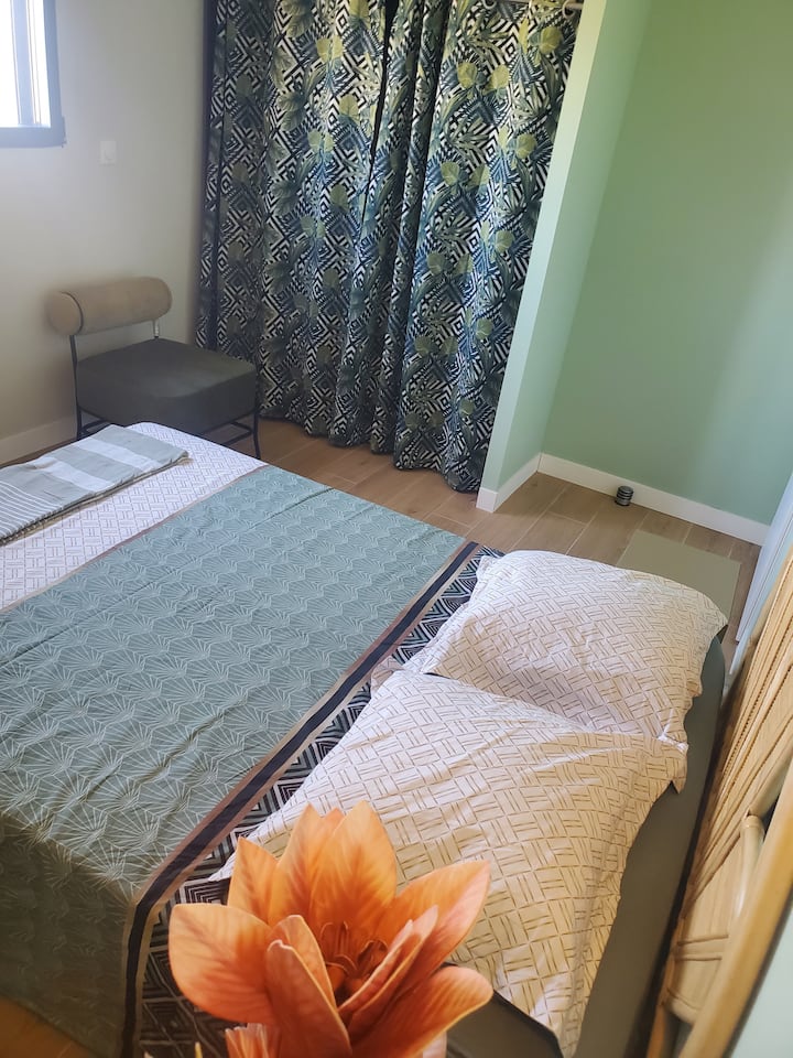 Спална соба на тема Amazon. 
Кревет 140 x 190.