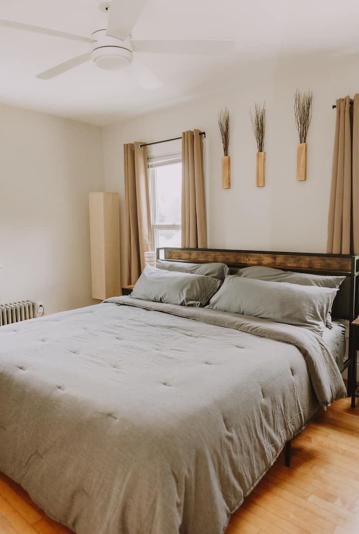 Spavaća soba s udobnim bračnim krevetom, mekanom posteljinom i zavjesama koje zamračuju prostoriju. Osmišljen kako bi vam osigurao miran san nakon dana provedenog u istraživanju Berkshirea. 