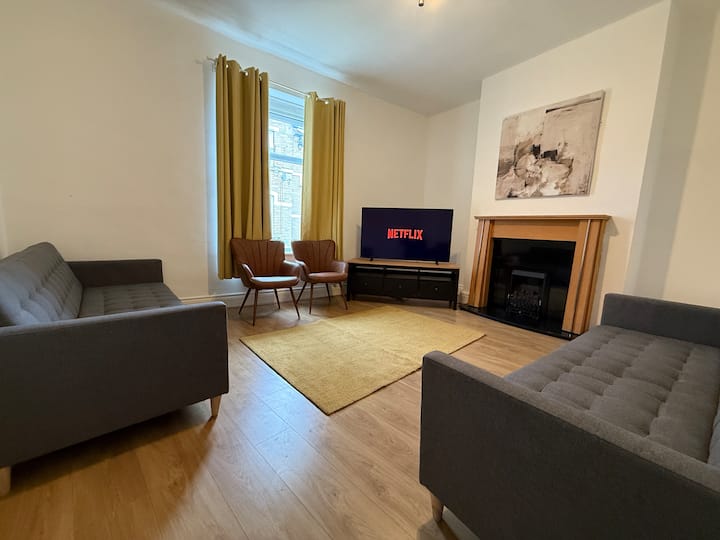 Contractor House Huddersfield | Sleeps 11 |Parking - 허더즈필드