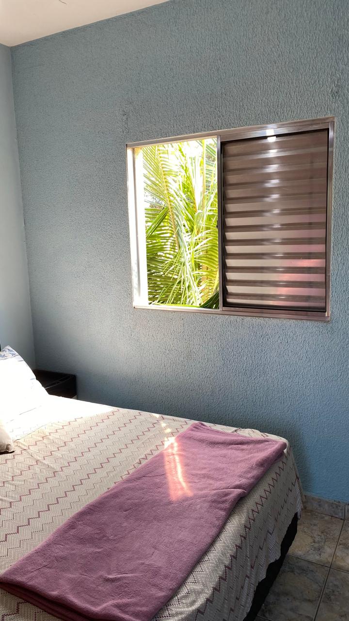 Dormitorio 1, compacto con una cama doble y armario empotrado.